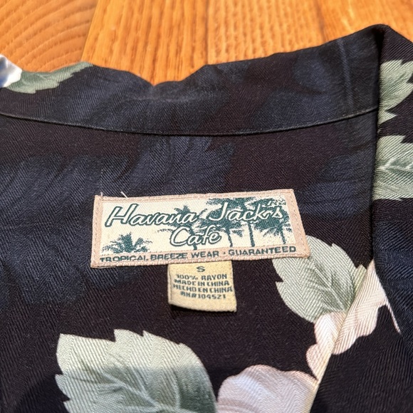 Havana Jack’s Cafe tropical breeze wear 100% rayon button up size small - Picture 2 of 4